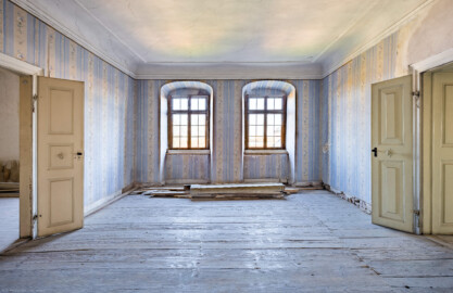 Schloss und Schlossgarten Schwetzingen - Schloss - Mittelbau - Von innen - 3. Obergeschoss - Nördliche Räume - Raum 247 - Von Süden - Blick vom Kamin in den Raum; die Tür links führt in den Raum 246, die Tür rechts in den Raum 248 (aufgenommen im März 2026, um die Mittagszeit) Schloss und Schlossgarten Schwetzingen - Schloss - Mittelbau - Von innen - 3. Obergeschoss - Nördliche Räume - Raum 247 - Von Süden - Blick vom Kamin in den Raum; die Tür links führt in den Raum 246, die Tür rechts in den Raum 248 (aufgenommen im März 2026, um die Mittagszeit)