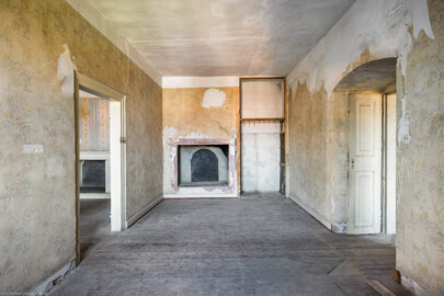 Schloss und Schlossgarten Schwetzingen - Schloss - Mittelbau - Von innen - 3. Obergeschoss -Nördliche Räume - Raum 246 - Von Norden - Blick vom Fenster nach Süden in den Raum, auf den Kamin und in einen Wandschrank; links die Tür zum Raum 247, rechts die Tür zum westlichen Gang (aufgenommen im März 2026, um die Mittagszeit) Schloss und Schlossgarten Schwetzingen - Schloss - Mittelbau - Von innen - 3. Obergeschoss -Nördliche Räume - Raum 246 - Von Norden - Blick vom Fenster nach Süden in den Raum, auf den Kamin und in einen Wandschrank; links die Tür zum Raum 247, rechts die Tür zum westlichen Gang (aufgenommen im März 2026, um die Mittagszeit)