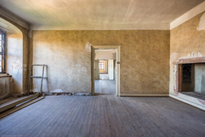 Schloss und Schlossgarten Schwetzingen - Schloss - Mittelbau - Von innen - 3. Obergeschoss - Nördliche Räume - Raum 246 - Von Westen - Blick von der Tür zum westlichen Gang nach Osten in den Raum 246, dann den Raum 247, dann in den Raum 248 (aufgenommen im März 2026, am frühen Nachmittag) Schloss und Schlossgarten Schwetzingen - Schloss - Mittelbau - Von innen - 3. Obergeschoss - Nördliche Räume - Raum 246 - Von Westen - Blick von der Tür zum westlichen Gang nach Osten in den Raum 246, dann den Raum 247, dann in den Raum 248 (aufgenommen im März 2026, am frühen Nachmittag)