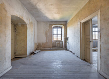 Schloss und Schlossgarten Schwetzingen - Schloss - Mittelbau - Von innen - 3. Obergeschoss - Nördliche Räume - Raum 246 - Von Süden - Blick vom Kamin nach Norden in den Raum; links die Tür zum westlichen Gang, rechts die Tür zum Raum 247 (aufgenommen im März 2026, am frühen Nachmittag) Schloss und Schlossgarten Schwetzingen - Schloss - Mittelbau - Von innen - 3. Obergeschoss - Nördliche Räume - Raum 246 - Von Süden - Blick vom Kamin nach Norden in den Raum; links die Tür zum westlichen Gang, rechts die Tür zum Raum 247 (aufgenommen im März 2026, am frühen Nachmittag)