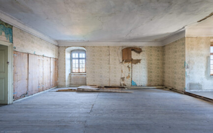 Schloss und Schlossgarten Schwetzingen - Schloss - Mittelbau - Von innen - 3. Obergeschoss - Nördliche Räume - Raum 248 - Von Süden - Blick von der Südwand nach Norden in den Raum; links die Tür zum Raum 247, rechts der Erker (aufgenommen im März 2026, am frühen Nachmittag) Schloss und Schlossgarten Schwetzingen - Schloss - Mittelbau - Von innen - 3. Obergeschoss - Nördliche Räume - Raum 248 - Von Süden - Blick von der Südwand nach Norden in den Raum; links die Tür zum Raum 247, rechts der Erker (aufgenommen im März 2026, am frühen Nachmittag)