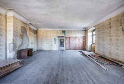 Schloss und Schlossgarten Schwetzingen - Schloss - Mittelbau - Von innen - 3. Obergeschoss - Nördliche Räume - Raum 248 - Von Osten - Blick vom Erker nach Westen in den Raum; links die Tür zum nördlichen Gang, in der Mitte der Zugang zum Raum 247 (aufgenommen im März 2026, am Nachmittag) Schloss und Schlossgarten Schwetzingen - Schloss - Mittelbau - Von innen - 3. Obergeschoss - Nördliche Räume - Raum 248 - Von Osten - Blick vom Erker nach Westen in den Raum; links die Tür zum nördlichen Gang, in der Mitte der Zugang zum Raum 247 (aufgenommen im März 2026, am Nachmittag)