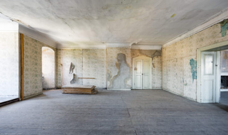 Schloss und Schlossgarten Schwetzingen - Schloss - Mittelbau - Von innen - 3. Obergeschoss - Nördliche Räume - Raum 248 - Von Norden - Blick von der Nordwand nach Süden in den Raum; links der Erker, rechts der Raum 247, rechts der Mitte die Tür zum nördlichen Gang (aufgenommen im März 2026, am Nachmittag) Schloss und Schlossgarten Schwetzingen - Schloss - Mittelbau - Von innen - 3. Obergeschoss - Nördliche Räume - Raum 248 - Von Norden - Blick von der Nordwand nach Süden in den Raum; links der Erker, rechts der Raum 247, rechts der Mitte die Tür zum nördlichen Gang (aufgenommen im März 2026, am Nachmittag)