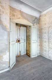 Schloss und Schlossgarten Schwetzingen - Schloss - Mittelbau - Von innen - 3. Obergeschoss - Nördliche Räume - Raum 248 - Südwand - Von Nordost - Blick auf die zweiflügelige Doppeltür zum nördlichen Gang (aufgenommen im März 2026, am Nachmittag) Schloss und Schlossgarten Schwetzingen - Schloss - Mittelbau - Von innen - 3. Obergeschoss - Nördliche Räume - Raum 248 - Südwand - Von Nordost - Blick auf die zweiflügelige Doppeltür zum nördlichen Gang (aufgenommen im März 2026, am Nachmittag)