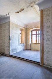 Schloss und Schlossgarten Schwetzingen - Schloss - Mittelbau - Von innen - 3. Obergeschoss - Nördliche Räume - Raum 248 - Von Südwest - Blick in den Erker; links das Nordfenster, rechts davon das Ostfenster (aufgenommen im März 2026, am Nachmittag) Schloss und Schlossgarten Schwetzingen - Schloss - Mittelbau - Von innen - 3. Obergeschoss - Nördliche Räume - Raum 248 - Von Südwest - Blick in den Erker; links das Nordfenster, rechts davon das Ostfenster (aufgenommen im März 2026, am Nachmittag)