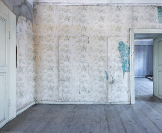 Schloss und Schlossgarten Schwetzingen - Schloss - Mittelbau - Von innen - 3. Obergeschoss - Nördliche Räume - Raum 248 - Westwand - Von Osten - Blick auf die Türen zweier Wandschränke; ganz links die Tür zum nördlichen Gang, ganz rechts der Zugang zum Raum 247 (aufgenommen im März 2026, am Nachmittag) Schloss und Schlossgarten Schwetzingen - Schloss - Mittelbau - Von innen - 3. Obergeschoss - Nördliche Räume - Raum 248 - Westwand - Von Osten - Blick auf die Türen zweier Wandschränke; ganz links die Tür zum nördlichen Gang, ganz rechts der Zugang zum Raum 247 (aufgenommen im März 2026, am Nachmittag)