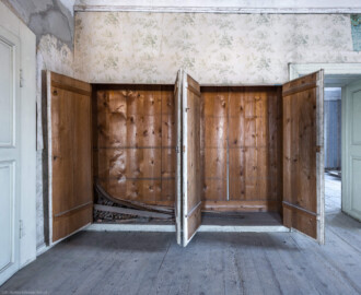 Schloss und Schlossgarten Schwetzingen - Schloss - Mittelbau - Von innen - 3. Obergeschoss - Nördliche Räume - Raum 248 - Westwand - Von Osten - Blick in die beiden Wandschränke; ganz links die Tür zum nördlichen Gang, ganz rechts der Zugang zum Raum 247 (aufgenommen im März 2026, am Nachmittag) Schloss und Schlossgarten Schwetzingen - Schloss - Mittelbau - Von innen - 3. Obergeschoss - Nördliche Räume - Raum 248 - Westwand - Von Osten - Blick in die beiden Wandschränke; ganz links die Tür zum nördlichen Gang, ganz rechts der Zugang zum Raum 247 (aufgenommen im März 2026, am Nachmittag)
