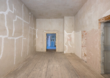 Schloss und Schlossgarten Schwetzingen - Schloss - Mittelbau - Von innen - 3. Obergeschoss - Westliche Räume - Raum 242 - Von Westen - Blick vom Fenster nach Osten in den Raum und auf die Tür zum Gang (aufgenommen im März 2026, am Nachmittag) Schloss und Schlossgarten Schwetzingen - Schloss - Mittelbau - Von innen - 3. Obergeschoss - Westliche Räume - Raum 242 - Von Westen - Blick vom Fenster nach Osten in den Raum und auf die Tür zum Gang (aufgenommen im März 2026, am Nachmittag)