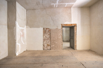 Schloss und Schlossgarten Schwetzingen - Schloss - Mittelbau - Von innen - 3. Obergeschoss - Westliche Räume - Raum 242 - Von Norden - Blick von der Nordwand nach Süden in den Raum, auf ein Stück freigelegtes Mauerwerk und auf die Tür zum Raum 241 (aufgenommen im März 2026, am Nachmittag) Schloss und Schlossgarten Schwetzingen - Schloss - Mittelbau - Von innen - 3. Obergeschoss - Westliche Räume - Raum 242 - Von Norden - Blick von der Nordwand nach Süden in den Raum, auf ein Stück freigelegtes Mauerwerk und auf die Tür zum Raum 241 (aufgenommen im März 2026, am Nachmittag)