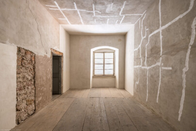 Schloss und Schlossgarten Schwetzingen - Schloss - Mittelbau - Von innen - 3. Obergeschoss - Westliche Räume - Raum 242 - Von Osten - Blick von der Tür zum Gang nach Westen in den Raum (aufgenommen im März 2026, am Nachmittag) Schloss und Schlossgarten Schwetzingen - Schloss - Mittelbau - Von innen - 3. Obergeschoss - Westliche Räume - Raum 242 - Von Osten - Blick von der Tür zum Gang nach Westen in den Raum (aufgenommen im März 2026, am Nachmittag)