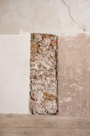 Schloss und Schlossgarten Schwetzingen - Schloss - Mittelbau - Von innen - 3. Obergeschoss - Westliche Räume - Raum 242 - Südwand - Von Norden - Blick auf ein Stück freigelegtes Mauerwerk aus Bruch- und Ziegelsteinen (aufgenommen im März 2026, am Nachmittag) Schloss und Schlossgarten Schwetzingen - Schloss - Mittelbau - Von innen - 3. Obergeschoss - Westliche Räume - Raum 242 - Südwand - Von Norden - Blick auf ein Stück freigelegtes Mauerwerk aus Bruch- und Ziegelsteinen (aufgenommen im März 2026, am Nachmittag)