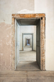 Schloss und Schlossgarten Schwetzingen - Schloss - Mittelbau - Von innen - 3. Obergeschoss - Westliche Räume - Raum 242 - Von Norden - Blick nach Süden in die Enfilade von Raum 242 zum Raum 237 (mit 5 Türen und 6 Zimmern) (aufgenommen im März 2026, am Nachmittag) Schloss und Schlossgarten Schwetzingen - Schloss - Mittelbau - Von innen - 3. Obergeschoss - Westliche Räume - Raum 242 - Von Norden - Blick nach Süden in die Enfilade von Raum 242 zum Raum 237 (mit 5 Türen und 6 Zimmern) (aufgenommen im März 2026, am Nachmittag)