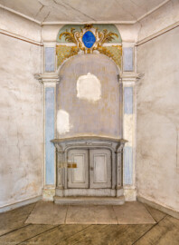 Schloss und Schlossgarten Schwetzingen - Schloss - Mittelbau - Von innen - 3. Obergeschoss - Westliche Räume - Raum 236 / Südlicher Eckpavillon - Von Nordost - Blick auf die Südwestecke des Raums; zwischen zwei Pilastern unten ein (ehemaliger) Kamin (heute verschliessbar mit einer Tür), oben ein Medaillon und Rocaille-Verzierungen (aufgenommen im März 2026, am späten Vormittag) Schloss und Schlossgarten Schwetzingen - Schloss - Mittelbau - Von innen - 3. Obergeschoss - Westliche Räume - Raum 236 / Südlicher Eckpavillon - Von Nordost - Blick auf die Südwestecke des Raums; zwischen zwei Pilastern unten ein (ehemaliger) Kamin (heute verschliessbar mit einer Tür), oben ein Medaillon und Rocaille-Verzierungen (aufgenommen im März 2026, am späten Vormittag)