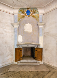 Schloss und Schlossgarten Schwetzingen - Schloss - Mittelbau - Von innen - 3. Obergeschoss - Westliche Räume - Raum 236 / Südlicher Eckpavillon - Von Nordost - Blick auf die Südwestecke des Raums; zwischen zwei Pilastern unten ein (ehemaliger) Kamin (heute verschliessbar mit einer Tür), oben ein Medaillon und Rocaille-Verzierungen (aufgenommen im März 2026, am späten Vormittag) Schloss und Schlossgarten Schwetzingen - Schloss - Mittelbau - Von innen - 3. Obergeschoss - Westliche Räume - Raum 236 / Südlicher Eckpavillon - Von Nordost - Blick auf die Südwestecke des Raums; zwischen zwei Pilastern unten ein (ehemaliger) Kamin (heute verschliessbar mit einer Tür), oben ein Medaillon und Rocaille-Verzierungen (aufgenommen im März 2026, am späten Vormittag)