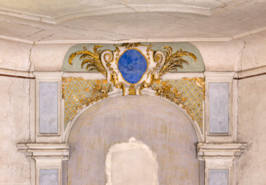 Schloss und Schlossgarten Schwetzingen - Schloss - Mittelbau - Von innen - 3. Obergeschoss - Westliche Räume - Raum 236 / Südlicher Eckpavillon - Von Nordost - Blick nach oben auf die Südwestecke des Raums; zwischen zwei Pilastern oben ein Medaillon und Rocaille-Verzierungen (aufgenommen im März 2026, am späten Vormittag) Schloss und Schlossgarten Schwetzingen - Schloss - Mittelbau - Von innen - 3. Obergeschoss - Westliche Räume - Raum 236 / Südlicher Eckpavillon - Von Nordost - Blick nach oben auf die Südwestecke des Raums; zwischen zwei Pilastern oben ein Medaillon und Rocaille-Verzierungen (aufgenommen im März 2026, am späten Vormittag)