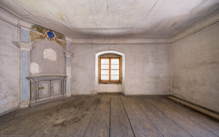 Schloss und Schlossgarten Schwetzingen - Schloss - Mittelbau - Von innen - 3. Obergeschoss - Westliche Räume - Raum 236 / Südlicher Eckpavillon - Von Osten - Blick von der Ostwand nach Westen in den Raum; zwischen zwei Pilastern über dem (ehemaligen) Kamin ein Medaillon und Rocaille-Verzierungen; an der Decke ein einfacher Deckenspiegel mit Stuckleisten (aufgenommen im März 2026, am späten Vormittag) Schloss und Schlossgarten Schwetzingen - Schloss - Mittelbau - Von innen - 3. Obergeschoss - Westliche Räume - Raum 236 / Südlicher Eckpavillon - Von Osten - Blick von der Ostwand nach Westen in den Raum; zwischen zwei Pilastern über dem (ehemaligen) Kamin ein Medaillon und Rocaille-Verzierungen; an der Decke ein einfacher Deckenspiegel mit Stuckleisten (aufgenommen im März 2026, am späten Vormittag)