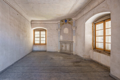 Schloss und Schlossgarten Schwetzingen - Schloss - Mittelbau - Von innen - 3. Obergeschoss - Westliche Räume - Raum 236 / Südlicher Eckpavillon - Von Norden - Blick vom Nordfenster nach Süden in den Raum; zwischen zwei Pilastern über dem (ehemaligen) Kamin ein Medaillon und Rocaille-Verzierungen; an der Decke ein einfacher Deckenspiegel mit Stuckleisten (aufgenommen im März 2026, am späten Vormittag) Schloss und Schlossgarten Schwetzingen - Schloss - Mittelbau - Von innen - 3. Obergeschoss - Westliche Räume - Raum 236 / Südlicher Eckpavillon - Von Norden - Blick vom Nordfenster nach Süden in den Raum; zwischen zwei Pilastern über dem (ehemaligen) Kamin ein Medaillon und Rocaille-Verzierungen; an der Decke ein einfacher Deckenspiegel mit Stuckleisten (aufgenommen im März 2026, am späten Vormittag)