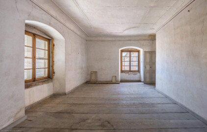 Schloss und Schlossgarten Schwetzingen - Schloss - Mittelbau - Von innen - 3. Obergeschoss - Westliche Räume - Raum 236 / Südlicher Eckpavillon - Von Süden - Blick vom südlichen Fenster nach Norden in den Raum; rechts im Hintergrund die Tür zum Raum 237; an der Decke ein einfacher Deckenspiegel mit Stuckleisten (aufgenommen im März 2026, am späten Vormittag) Schloss und Schlossgarten Schwetzingen - Schloss - Mittelbau - Von innen - 3. Obergeschoss - Westliche Räume - Raum 236 / Südlicher Eckpavillon - Von Süden - Blick vom südlichen Fenster nach Norden in den Raum; rechts im Hintergrund die Tür zum Raum 237; an der Decke ein einfacher Deckenspiegel mit Stuckleisten (aufgenommen im März 2026, am späten Vormittag)