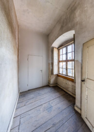 Schloss und Schlossgarten Schwetzingen - Schloss - Mittelbau - Von innen - 3. Obergeschoss - Westliche Räume - Raum 245 - Von Südwest - Blick von der Tür zum Raum 243 nach Nordost in den Raum; hinter der Wand mit der Tür befindet sich eine (moderne) Toilette (aufgenommen im März 2026, am späten Vormittag) Schloss und Schlossgarten Schwetzingen - Schloss - Mittelbau - Von innen - 3. Obergeschoss - Westliche Räume - Raum 245 - Von Südwest - Blick von der Tür zum Raum 243 nach Nordost in den Raum; hinter der Wand mit der Tür befindet sich eine (moderne) Toilette (aufgenommen im März 2026, am späten Vormittag)