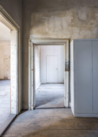 Schloss und Schlossgarten Schwetzingen - Schloss - Mittelbau - Von innen - 3. Obergeschoss - Westliche Räume - Raum 243 - Von Süden - Blick auf die Tür zum Raum 245 und in den kleinen Raum; hinter der Wand mit der Tür in der Bildmitte befindet sich eine (moderne) Toilette; die Tür links führt in den Raum 244 (aufgenommen im März 2026, am späten Vormittag) Schloss und Schlossgarten Schwetzingen - Schloss - Mittelbau - Von innen - 3. Obergeschoss - Westliche Räume - Raum 243 - Von Süden - Blick auf die Tür zum Raum 245 und in den kleinen Raum; hinter der Wand mit der Tür in der Bildmitte befindet sich eine (moderne) Toilette; die Tür links führt in den Raum 244 (aufgenommen im März 2026, am späten Vormittag)