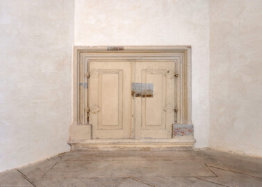 Schloss und Schlossgarten Schwetzingen - Schloss - Mittelbau - Von innen - 3. Obergeschoss - Westliche Räume - Raum 244 / Nördlicher Eckpavillon - Von Südost - Blick auf den (ehemaligen) Kamin (heute verschliessbar mit einer Tür) in der Nordwestecke des Raums (aufgenommen im März 2026, um die Mittagszeit) Schloss und Schlossgarten Schwetzingen - Schloss - Mittelbau - Von innen - 3. Obergeschoss - Westliche Räume - Raum 244 / Nördlicher Eckpavillon - Von Südost - Blick auf den (ehemaligen) Kamin (heute verschliessbar mit einer Tür) in der Nordwestecke des Raums (aufgenommen im März 2026, um die Mittagszeit)