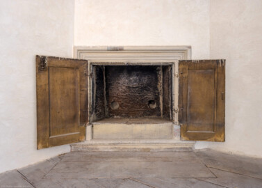 Schloss und Schlossgarten Schwetzingen - Schloss - Mittelbau - Von innen - 3. Obergeschoss - Westliche Räume - Raum 244 / Nördlicher Eckpavillon - Von Südost - Blick auf den (ehemaligen) Kamin (heute verschliessbar mit einer Tür) in der Nordwestecke des Raums (aufgenommen im März 2026, um die Mittagszeit) Schloss und Schlossgarten Schwetzingen - Schloss - Mittelbau - Von innen - 3. Obergeschoss - Westliche Räume - Raum 244 / Nördlicher Eckpavillon - Von Südost - Blick auf den (ehemaligen) Kamin (heute verschliessbar mit einer Tür) in der Nordwestecke des Raums (aufgenommen im März 2026, um die Mittagszeit)