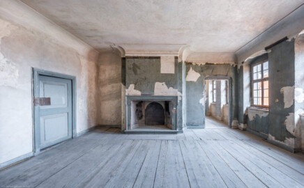 Schloss und Schlossgarten Schwetzingen - Schloss - Mittelbau - Von innen - 3. Obergeschoss - Östliche Räume - Raum 234 - Von Süden - Blick von der Südwand nach Norden in den Raum; links die Tür zum westlichen Gang, rechts der Zugang zum Raum 235 (aufgenommen im März 2026, um die Mittagszeit) Schloss und Schlossgarten Schwetzingen - Schloss - Mittelbau - Von innen - 3. Obergeschoss - Östliche Räume - Raum 234 - Von Süden - Blick von der Südwand nach Norden in den Raum; links die Tür zum westlichen Gang, rechts der Zugang zum Raum 235 (aufgenommen im März 2026, um die Mittagszeit)