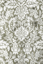 Schloss und Schlossgarten Schwetzingen - Schloss - Mittelbau - Von innen - 3. Obergeschoss - Östliche Räume - Raum 234 - Nordwand - Blick auf einen Ausschnitt der (verschmutzten und beschädigten) Tapete (aufgenommen im März 2026, am frühen Nachmittag) Schloss und Schlossgarten Schwetzingen - Schloss - Mittelbau - Von innen - 3. Obergeschoss - Östliche Räume - Raum 234 - Nordwand - Blick auf einen Ausschnitt der (verschmutzten und beschädigten) Tapete (aufgenommen im März 2026, am frühen Nachmittag)