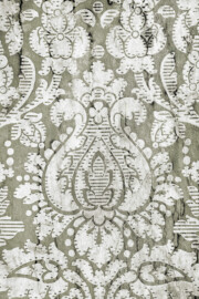 Schloss und Schlossgarten Schwetzingen - Schloss - Mittelbau - Von innen - 3. Obergeschoss - Östliche Räume - Raum 234 - Nordwand - Blick auf einen Ausschnitt der (verschmutzten und beschädigten) Tapete (aufgenommen im März 2026, am frühen Nachmittag) Schloss und Schlossgarten Schwetzingen - Schloss - Mittelbau - Von innen - 3. Obergeschoss - Östliche Räume - Raum 234 - Nordwand - Blick auf einen Ausschnitt der (verschmutzten und beschädigten) Tapete (aufgenommen im März 2026, am frühen Nachmittag)