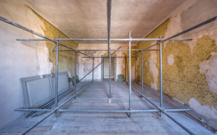 Schloss und Schlossgarten Schwetzingen - Schloss - Mittelbau - Von innen - 3. Obergeschoss - Östliche Räume - Raum 232 - Von Osten - Blick vom Fenster nach Westen in den Raum; in der Bildmitte der Zugang zum westlichen Gang (aufgenommen im März 2026, am frühen Nachmittag) Schloss und Schlossgarten Schwetzingen - Schloss - Mittelbau - Von innen - 3. Obergeschoss - Östliche Räume - Raum 232 - Von Osten - Blick vom Fenster nach Westen in den Raum; in der Bildmitte der Zugang zum westlichen Gang (aufgenommen im März 2026, am frühen Nachmittag)