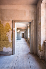Schloss und Schlossgarten Schwetzingen - Schloss - Mittelbau - Von innen - 3. Obergeschoss - Östliche Räume - Raum 232 - Von Süden - Blick nach Norden in die Enfilade von Raum 232 zum nördlichen Gang (mit 3 Türen und 4 Räumen) (aufgenommen im März 2026, am frühen Nachmittag) Schloss und Schlossgarten Schwetzingen - Schloss - Mittelbau - Von innen - 3. Obergeschoss - Östliche Räume - Raum 232 - Von Süden - Blick nach Norden in die Enfilade von Raum 232 zum nördlichen Gang (mit 3 Türen und 4 Räumen) (aufgenommen im März 2026, am frühen Nachmittag)