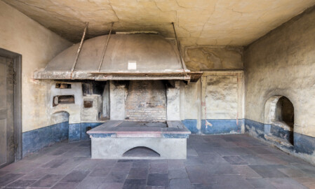 Schloss und Schlossgarten Schwetzingen - Schloss - Mittelbau - Von innen - 3. Obergeschoss - Südliche Räume - Raum 231 / Küche - Von Süden - Blick vom Spülbecken nach Norden in den Raum und auf den Rauchfangherd mit der riesigen Esse; ganz links die Tür zum westlichen Gang, rechts der zugemauerte Zugang zum Raum 232 und ganz rechts ein Ofen (vermutlich vom Raum 229 aus befeuert) (aufgenommen im März 2026, am frühen Nachmittag) Schloss und Schlossgarten Schwetzingen - Schloss - Mittelbau - Von innen - 3. Obergeschoss - Südliche Räume - Raum 231 / Küche - Von Süden - Blick vom Spülbecken nach Norden in den Raum und auf den Rauchfangherd mit der riesigen Esse; ganz links die Tür zum westlichen Gang, rechts der zugemauerte Zugang zum Raum 232 und ganz rechts ein Ofen (vermutlich vom Raum 229 aus befeuert) (aufgenommen im März 2026, am frühen Nachmittag)