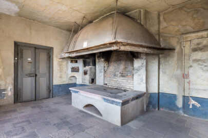 Schloss und Schlossgarten Schwetzingen - Schloss - Mittelbau - Von innen - 3. Obergeschoss - Südliche Räume - Raum 231 / Küche - Von Südost - Blick von der Tür zum Raum 230 nach Nordwest auf den Rauchfangherd mit der riesigen Esse; ganz links die Tür zum westlichen Gang, ganz rechts der zugemauerte Zugang zum Raum 232 (aufgenommen im März 2026, am Nachmittag) Schloss und Schlossgarten Schwetzingen - Schloss - Mittelbau - Von innen - 3. Obergeschoss - Südliche Räume - Raum 231 / Küche - Von Südost - Blick von der Tür zum Raum 230 nach Nordwest auf den Rauchfangherd mit der riesigen Esse; ganz links die Tür zum westlichen Gang, ganz rechts der zugemauerte Zugang zum Raum 232 (aufgenommen im März 2026, am Nachmittag)