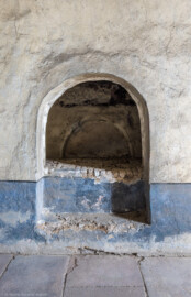 Schloss und Schlossgarten Schwetzingen - Schloss - Mittelbau - Von innen - 3. Obergeschoss - Südliche Räume - Raum 231 / Küche - Ostwand - Von Westen - Blick auf den Ofen (vermutlich vom Raum 229 aus befeuert) (aufgenommen im März 2026, am Nachmittag) Schloss und Schlossgarten Schwetzingen - Schloss - Mittelbau - Von innen - 3. Obergeschoss - Südliche Räume - Raum 231 / Küche - Ostwand - Von Westen - Blick auf den Ofen (vermutlich vom Raum 229 aus befeuert) (aufgenommen im März 2026, am Nachmittag)