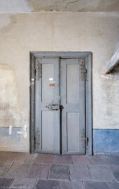Schloss und Schlossgarten Schwetzingen - Schloss - Mittelbau - Von innen - 3. Obergeschoss - Südliche Räume - Raum 231 / Küche - Westwand - Von Osten - Blick auf die Tür zum westlichen Gang (aufgenommen im März 2026, am Nachmittag) Schloss und Schlossgarten Schwetzingen - Schloss - Mittelbau - Von innen - 3. Obergeschoss - Südliche Räume - Raum 231 / Küche - Westwand - Von Osten - Blick auf die Tür zum westlichen Gang (aufgenommen im März 2026, am Nachmittag)