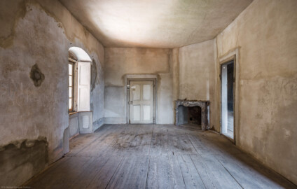 Schloss und Schlossgarten Schwetzingen - Schloss - Mittelbau - Von innen - 3. Obergeschoss - Westliche Räume - Raum 237 - Von Süden - Blick von der Südwand nach Norden in den Raum und auf den Kamin; die Tür in der Mitte führt in den Raum 238, die Tür rechts davon in den westlichen Gang (aufgenommen im März 2026, am Nachmittag) Schloss und Schlossgarten Schwetzingen - Schloss - Mittelbau - Von innen - 3. Obergeschoss - Westliche Räume - Raum 237 - Von Süden - Blick von der Südwand nach Norden in den Raum und auf den Kamin; die Tür in der Mitte führt in den Raum 238, die Tür rechts davon in den westlichen Gang (aufgenommen im März 2026, am Nachmittag)