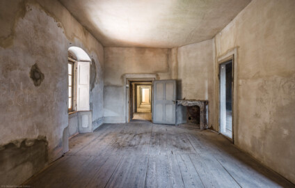 Schloss und Schlossgarten Schwetzingen - Schloss - Mittelbau - Von innen - 3. Obergeschoss - Westliche Räume - Raum 237 - Von Süden - Blick von der Südwand nach Norden in den Raum, in die Enfilade (von Raum 237 bis zum Raum 242) und auf den Kamin; die Tür rechts führt in den westlichen Gang (aufgenommen im März 2026, am Nachmittag) Schloss und Schlossgarten Schwetzingen - Schloss - Mittelbau - Von innen - 3. Obergeschoss - Westliche Räume - Raum 237 - Von Süden - Blick von der Südwand nach Norden in den Raum, in die Enfilade (von Raum 237 bis zum Raum 242) und auf den Kamin; die Tür rechts führt in den westlichen Gang (aufgenommen im März 2026, am Nachmittag)