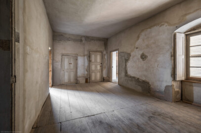 Schloss und Schlossgarten Schwetzingen - Schloss - Mittelbau - Von innen - 3. Obergeschoss - Westliche Räume - Raum 237 - Von Nordost - Blick von der Tür in den Raum; die beiden Türen ganz links führen in den westlichen Gang, die Tür rechts davon in die Retirade (das "stille Örtchen"), die Tür rechts davon in das südwestliche Treppenhaus, die Tür rechts davon führt in den Raum 236 (im südlichen Eckpavillon) (aufgenommen im März 2026, am Nachmittag) Schloss und Schlossgarten Schwetzingen - Schloss - Mittelbau - Von innen - 3. Obergeschoss - Westliche Räume - Raum 237 - Von Nordost - Blick von der Tür in den Raum; die beiden Türen ganz links führen in den westlichen Gang, die Tür rechts davon in die Retirade (das "stille Örtchen"), die Tür rechts davon in das südwestliche Treppenhaus, die Tür rechts davon führt in den Raum 236 (im südlichen Eckpavillon) (aufgenommen im März 2026, am Nachmittag)