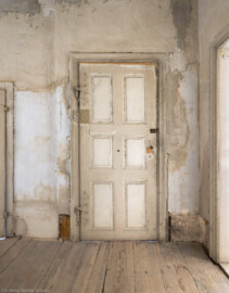 Schloss und Schlossgarten Schwetzingen - Schloss - Mittelbau - Von innen - 3. Obergeschoss - Westliche Räume - Raum 237 - Von Norden - Blick nach Süden auf die Tür zum südwestlichen Treppenhaus (aufgenommen im März 2026, am späten Vormittag) Schloss und Schlossgarten Schwetzingen - Schloss - Mittelbau - Von innen - 3. Obergeschoss - Westliche Räume - Raum 237 - Von Norden - Blick nach Süden auf die Tür zum südwestlichen Treppenhaus (aufgenommen im März 2026, am späten Vormittag)