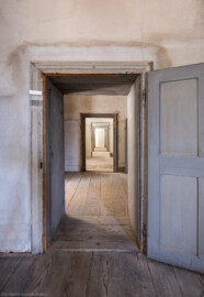 Schloss und Schlossgarten Schwetzingen - Schloss - Mittelbau - Von innen - 3. Obergeschoss - Westliche Räume - Raum 237 - Von Süden - Blick von der Mitte des Raums nach Norden in die Enfilade von Raum 237 bis zum Raum 242 (aufgenommen im März 2026, am Nachmittag) Schloss und Schlossgarten Schwetzingen - Schloss - Mittelbau - Von innen - 3. Obergeschoss - Westliche Räume - Raum 237 - Von Süden - Blick von der Mitte des Raums nach Norden in die Enfilade von Raum 237 bis zum Raum 242 (aufgenommen im März 2026, am Nachmittag)