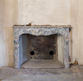 Schloss und Schlossgarten Schwetzingen - Schloss - Mittelbau - Von innen - 3. Obergeschoss - Westliche Räume - Raum 237 - Von Südwest - Blick auf den Kamin in der Nordostecke des Raums (aufgenommen im März 2026, am Nachmittag) Schloss und Schlossgarten Schwetzingen - Schloss - Mittelbau - Von innen - 3. Obergeschoss - Westliche Räume - Raum 237 - Von Südwest - Blick auf den Kamin in der Nordostecke des Raums (aufgenommen im März 2026, am Nachmittag)