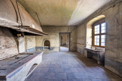 Schloss und Schlossgarten Schwetzingen - Schloss - Mittelbau - Von innen - 3. Obergeschoss - Südliche Räume - Raum 231 / Küche - Von Westen - Blick von der Tür zum westlichen Gang nach Osten in den Raum; links der Rauchfangherd mit der riesigen Esse, hinten links ein Ofen (vermutlich vom Raum 229 aus befeuert), rechts des Ofens der Zugang zum Raum 230 und ganz rechts ein Spülbecken (mit einem Abfluss nach außen) (aufgenommen im März 2026, am späten Nachmittag) Schloss und Schlossgarten Schwetzingen - Schloss - Mittelbau - Von innen - 3. Obergeschoss - Südliche Räume - Raum 231 / Küche - Von Westen - Blick von der Tür zum westlichen Gang nach Osten in den Raum; links der Rauchfangherd mit der riesigen Esse, hinten links ein Ofen (vermutlich vom Raum 229 aus befeuert), rechts des Ofens der Zugang zum Raum 230 und ganz rechts ein Spülbecken (mit einem Abfluss nach außen) (aufgenommen im März 2026, am späten Nachmittag)