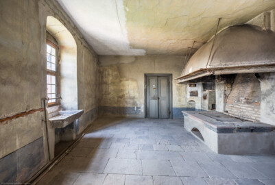 Schloss und Schlossgarten Schwetzingen - Schloss - Mittelbau - Von innen - 3. Obergeschoss - Südliche Räume - Raum 231 / Küche - Von Osten - Blick von der Tür zum Raum 230 nach Westen in den Raum; links ein Spülbecken (mit einem Abfluss nach außen), mittig die Tür zum westlichen Gang und rechts der Rauchfangherd mit der riesigen Esse (aufgenommen im März 2026, am späten Nachmittag) Schloss und Schlossgarten Schwetzingen - Schloss - Mittelbau - Von innen - 3. Obergeschoss - Südliche Räume - Raum 231 / Küche - Von Osten - Blick von der Tür zum Raum 230 nach Westen in den Raum; links ein Spülbecken (mit einem Abfluss nach außen), mittig die Tür zum westlichen Gang und rechts der Rauchfangherd mit der riesigen Esse (aufgenommen im März 2026, am späten Nachmittag)