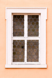 Schloss und Schlossgarten Schwetzingen - Schloss - Mittelbau - Hofseite - Südlicher Teil, Nordseite - Von Norden - Blick auf ein Fenster mit Sandstein-Gewände und (originalen) mundgeblasenen Butzenscheiben (Fenster gehört zum westlichsten der drei Räume der Hofdamen im 2. Obergeschoss) (aufgenommen im März 2026, am späten Vormittag)