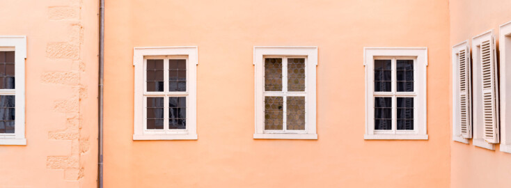 Schloss und Schlossgarten Schwetzingen - Schloss - Mittelbau - Hofseite - Südlicher Teil, Nordseite - Von Norden - Blick auf Fenster des Mittelbaus im 2. Obergeschoss; das Fenster in der Bildmitte (gehört zum westlichsten Raum der drei Räume der Hofdamen) ist mit (originalen) mundgeblasenen Butzenscheiben ausgestattet (aufgenommen im März 2026, am späten Vormittag)