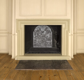 Schloss und Schlossgarten Schwetzingen - Schloss - Mittelbau - Von innen - 2. Obergeschoss - Durchgangszimmer - Nordwand - Von Süden - Blick auf den Kamin, die Kaminverkleidung und die Kaminplatte (aufgenommen im März 2026, am Nachmittag) Schloss und Schlossgarten Schwetzingen - Schloss - Mittelbau - Von innen - 2. Obergeschoss - Durchgangszimmer - Nordwand - Von Süden - Blick auf den Kamin, die Kaminverkleidung und die Kaminplatte (aufgenommen im März 2026, am Nachmittag)