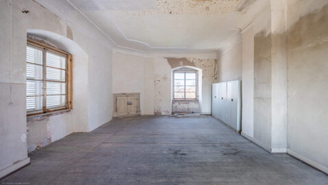 Schloss und Schlossgarten Schwetzingen - Schloss - Mittelbau - Von innen - 3. Obergeschoss - Westliche Räume - Raum 244 / Nördlicher Eckpavillon - Von Süden - Blick vom südlichen Fenster nach Norden in den Raum und auf den (ehemaligen) Kamin (heute verschliessbar mit einer Tür) (aufgenommen im März 2026, um die Mittagszeit) Schloss und Schlossgarten Schwetzingen - Schloss - Mittelbau - Von innen - 3. Obergeschoss - Westliche Räume - Raum 244 / Nördlicher Eckpavillon - Von Süden - Blick vom südlichen Fenster nach Norden in den Raum und auf den (ehemaligen) Kamin (heute verschliessbar mit einer Tür) (aufgenommen im März 2026, um die Mittagszeit)