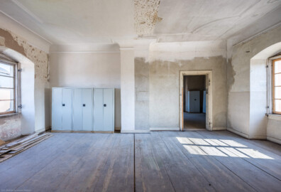 Schloss und Schlossgarten Schwetzingen - Schloss - Mittelbau - Von innen - 3. Obergeschoss - Westliche Räume - Raum 244 / Nördlicher Eckpavillon - Von Westen - Blick vom westlichen Fenster nach Osten in den Raum; rechts die Tür zum Raum 243 (aufgenommen im März 2026, am frühen Nachmittag) Schloss und Schlossgarten Schwetzingen - Schloss - Mittelbau - Von innen - 3. Obergeschoss - Westliche Räume - Raum 244 / Nördlicher Eckpavillon - Von Westen - Blick vom westlichen Fenster nach Osten in den Raum; rechts die Tür zum Raum 243 (aufgenommen im März 2026, am frühen Nachmittag)