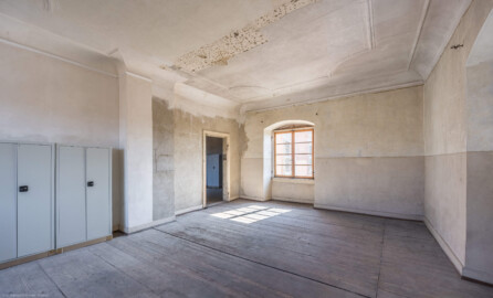 Schloss und Schlossgarten Schwetzingen - Schloss - Mittelbau - Von innen - 3. Obergeschoss - Westliche Räume - Raum 244 / Nördlicher Eckpavillon - Von Nordwest - Blick vom Kamin in der Nordwestecke in den Raum; in der Bildmitte die Tür zum Raum 243 (aufgenommen im März 2026, am frühen Nachmittag) Schloss und Schlossgarten Schwetzingen - Schloss - Mittelbau - Von innen - 3. Obergeschoss - Westliche Räume - Raum 244 / Nördlicher Eckpavillon - Von Nordwest - Blick vom Kamin in der Nordwestecke in den Raum; in der Bildmitte die Tür zum Raum 243 (aufgenommen im März 2026, am frühen Nachmittag)
