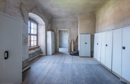 Schloss und Schlossgarten Schwetzingen - Schloss - Mittelbau - Von innen - 3. Obergeschoss - Westliche Räume - Raum 243 - Von Westen - Blick von der Tür zum Raum 244 in den Raum; die Tür in der Bildmitte führt in den westlichen Gang (aufgenommen im März 2026, am frühen Nachmittag) Schloss und Schlossgarten Schwetzingen - Schloss - Mittelbau - Von innen - 3. Obergeschoss - Westliche Räume - Raum 243 - Von Westen - Blick von der Tür zum Raum 244 in den Raum; die Tür in der Bildmitte führt in den westlichen Gang (aufgenommen im März 2026, am frühen Nachmittag)